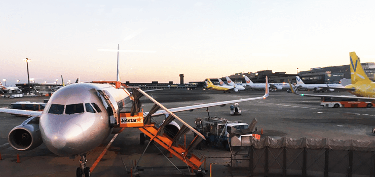 飛行機に搭乗する人たち