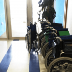 福祉施設に並ぶ車いす