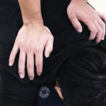 マッサージを行う整体師